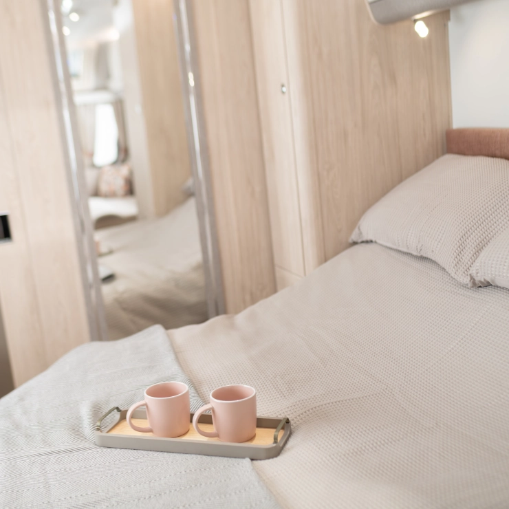 Image of the bed inside the Whirlwind 554